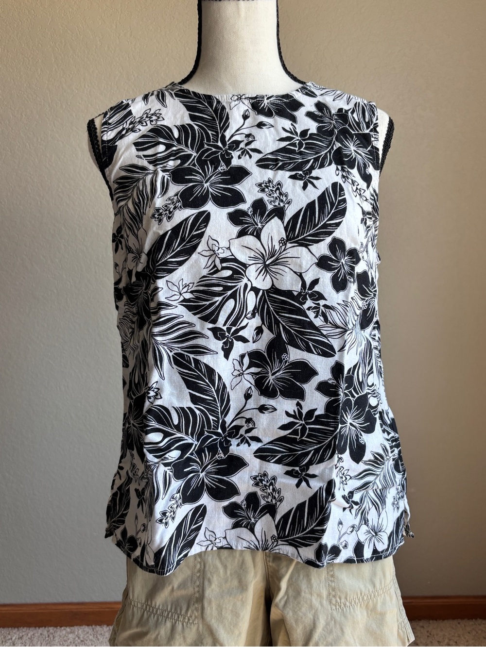 Remi James NYC Black and White Sleeveless linen rayon Blouse M